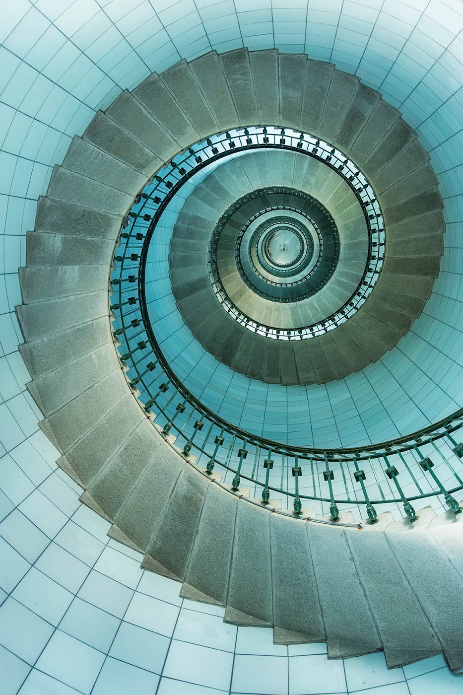 With the stairs just a few feet away, this spiral staircase was shot at f8, yet its tack sharp from the edges to the centre some 70foot up. 